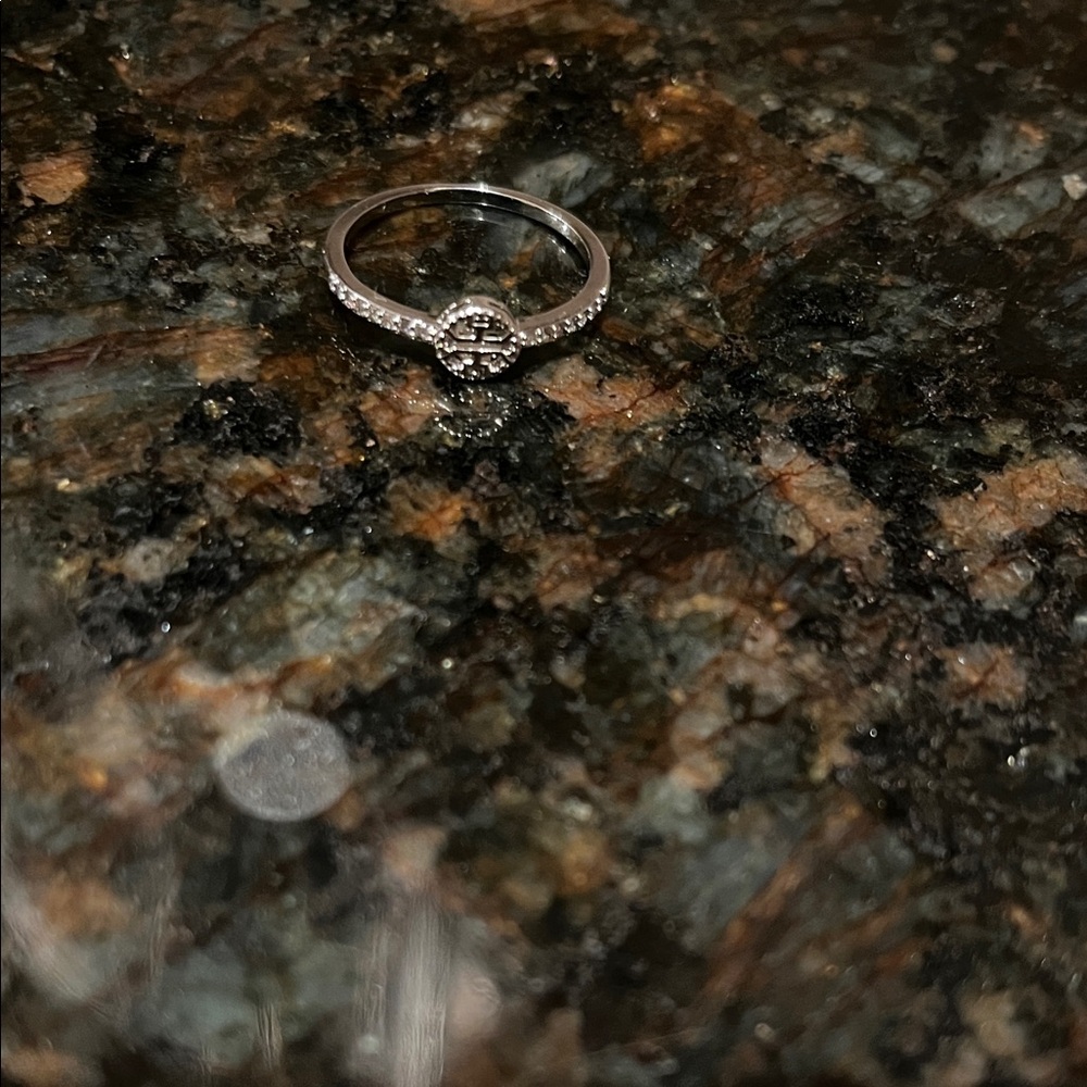Elegant Silver cubic zirconia Women's Ring NWOT - Picture 2 of 2